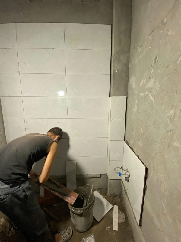 quá trình ốp lát sửa chữa lại nhà vệ sinh
