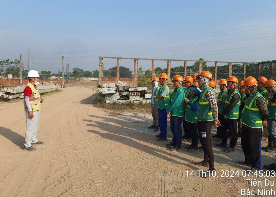 cac-bac-va-chu-tho-đang-hop-tai-cong-truong